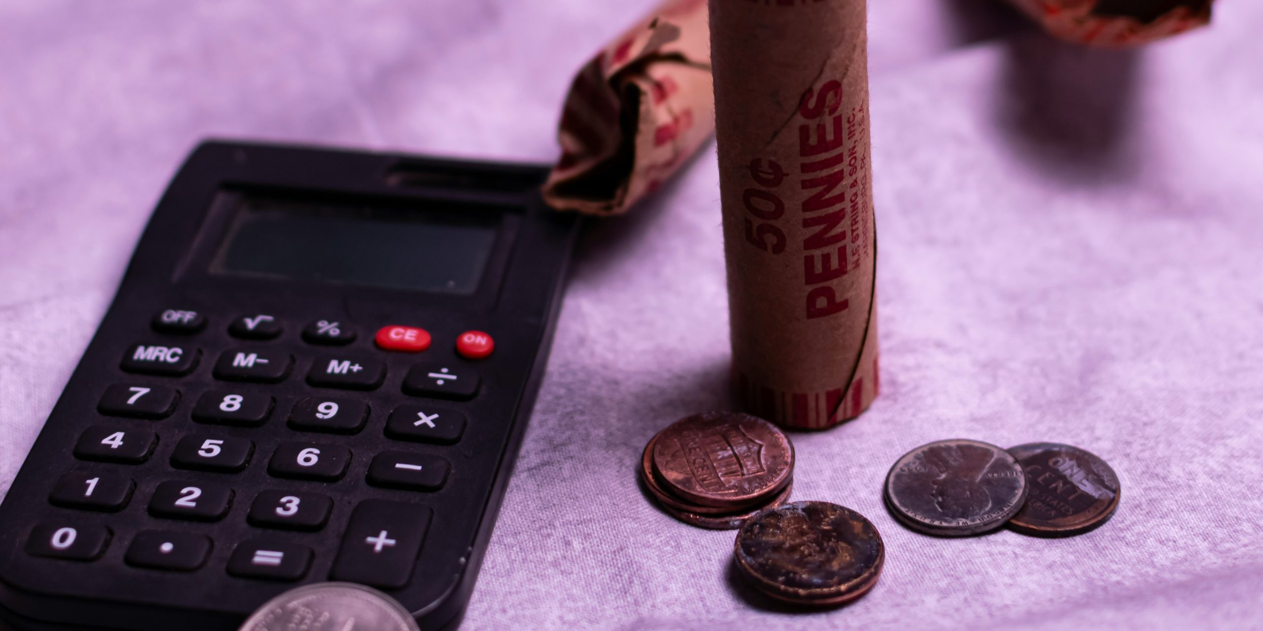Bild eines Taschenrechners und einigen Münzen