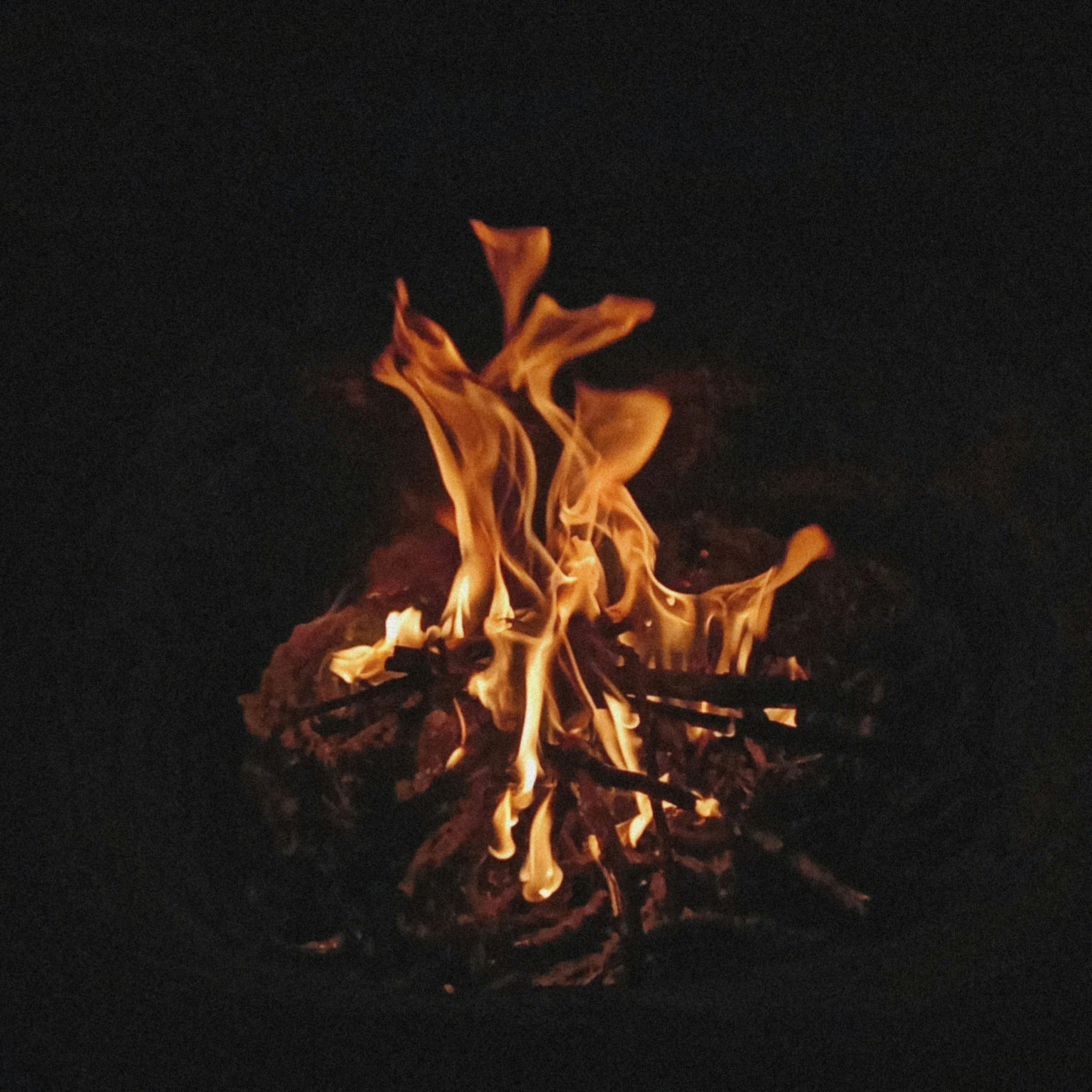 yashasvi-yadav-hRS__RTzmt0-unsplash Bild eines Feuers